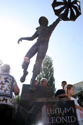 Памятник Леониду Енгибарову, открытый в Цахкадзоре 13 августа 2012 г. Фото: eMedia.am