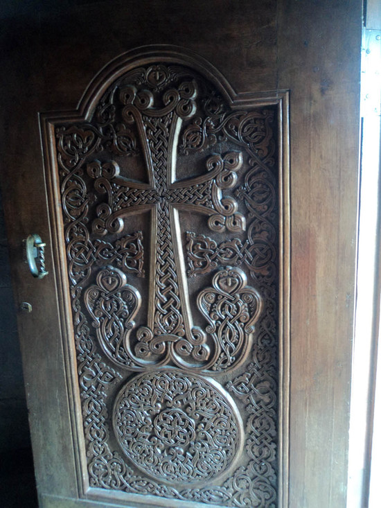 Деревянная дверь с хачкаром.