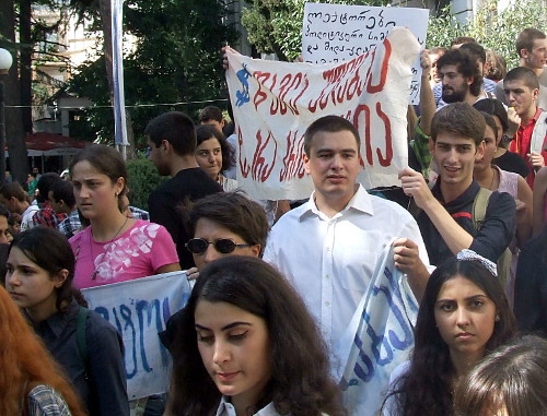 Протестующие студенты направляются в 6-ой корпус университета для разговора с новым деканом Андро Барновым. Тбилиси, 17 сентября 2012 г. Фото Эдиты Бадасян для "Кавказского узла"