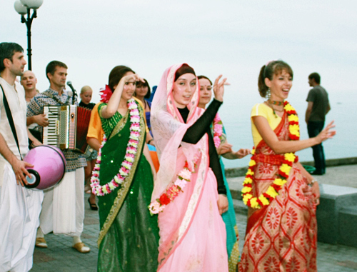 Религиозное шествие "харинама", организованное сочинским обществом сознания Кришны. 15 сентября 2012 г. Фото предоставлено сочинским обществом сознания Кришны