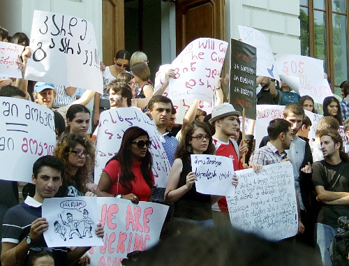 Студенты у первого корпуса Тбилисского государственного университета во время акции протеста против пыток в тюрьмах. 19 сентября 2012 г. Фото Эдиты Бадасян для "Кавказского узла"