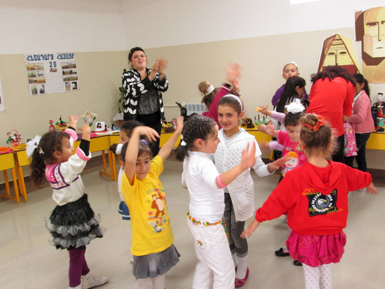 Дети танцуют армянский народный танец. Худрук Нара Аванесян.