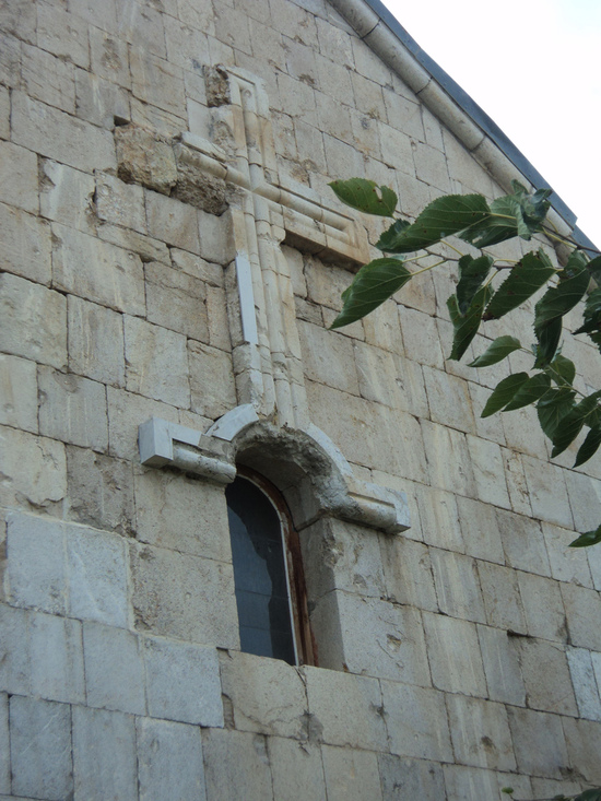 Крест на задней стороне монастыря. Амарас.