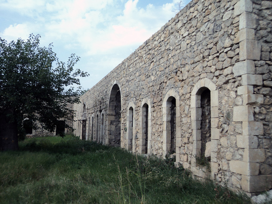 Кельи (классы) в монастыре, здесь шли занятия армянского языка в первой армянской школе . Амарас.