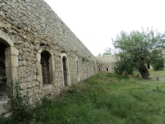 Помещения (классы) и вход (третий с права) на крепостную стену. Амарас.