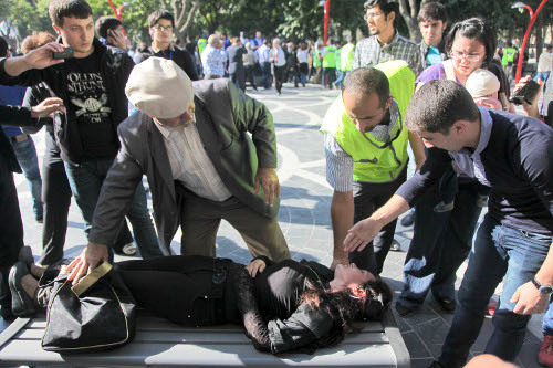 Баку, 20 октября 2012 г. Участники акции протеста и журналисты пытаются оказать помощь женщине, которой стало плохо в результате давления полиции. Фото Азиза Каримова для "Кавказского узла"