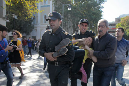 Баку, 20 октября 2012 г. Полиция задерживает участницу акции протеста. Фото Азиза Каримова для "Кавказского узла"