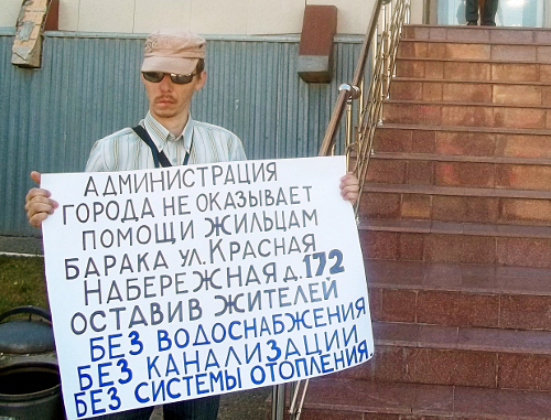 Александр Никитин в пикете у входа в здание администрации Астрахани. 11 сентября 2012 г.  Фото Елены Гребенюк для "Кавказского узла"
