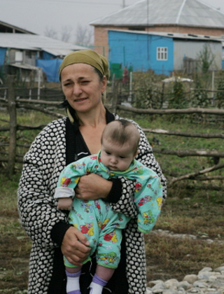Радимхан Дарсигова  с сыном Микаилом. Ингушетия, поселок Новый, 2008 г.  Фото Татьяны Гантимуровой для "Кавказского узла".