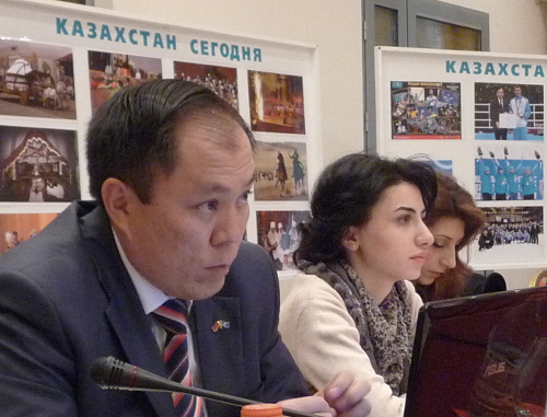 Участники  конференции "Опыт взаимодействия и новые пути сотрудничества Казахстана и Армении в области этнополитики". Ереван, 9 ноября 2012 г. Фото Армине Мартиросян для "Кавказского узла"