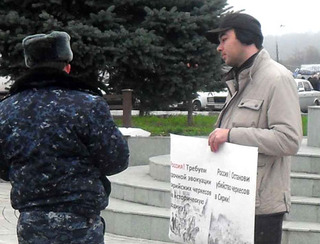 Беслан Теуважев и представитель правоохранительных органов. Нальчик, 24 ноября 2012 г. Фото http:/www.hekupsa.com