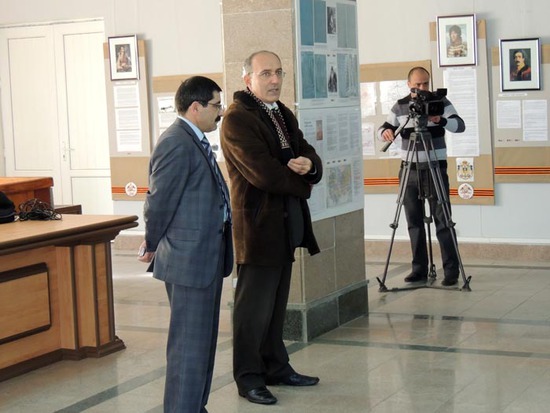 Вардгес Улубабян (слева), организатор выставки и Ваграм Балаян, кан. ист. наук открывают выставку.