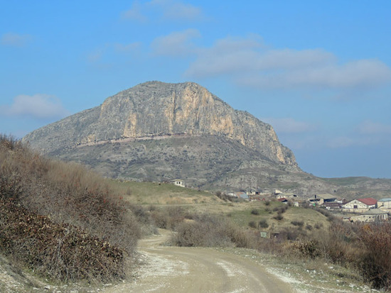 Гора между селfми Норшен и Аци.