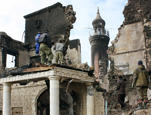 Работы по расчистке территории сгоревшей мечети в селе Согратль Гунибского района Дагестана. Январь 2012 г. Фото предоставлено жителями села Согратль