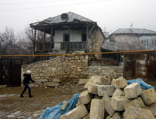 Рядом со старыми, брошенными домами пристраиваются новые. Село Хачмач, Нагорный Карабах, аскеранский район, 9 января 2013 г. Фото Алвард Григорян для "Кавказского узла"