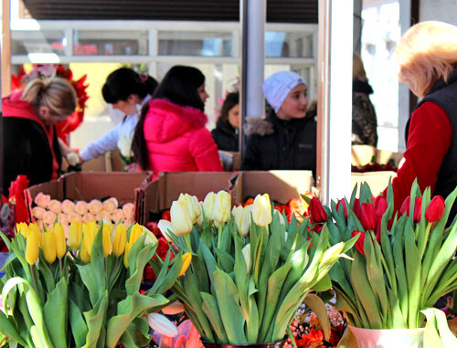 Продажа цветов. Владикавказ, 7 марта 2013 г. Фото Эммы Марзоевой для "Кавказского узла"