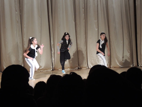 девочки из Дома культуры и творчества  танцуют «Хип-хоп».