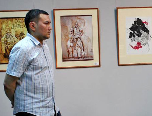 Алибек Койлакаев на своей выставке "Герои времени". Махачкала, 13 апреля 2013 г. Фото Имама Гусейнова
