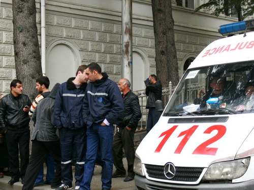 Полиция и скорая помощь на акции "Единого национального движения"  в Тбилиси 19 апреля 2013 г. Фото Патимат Махмудовой для "Кавказского узла"