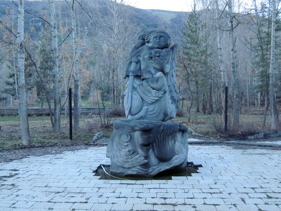 Скульптура в парке.