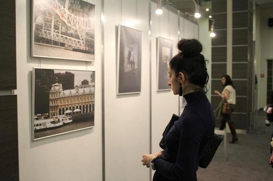 Фотовыставка работ Смбата Мелконяна. Посетители.