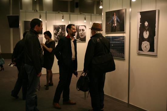 Фотовыставка работ Смбата Мелконяна. В середине отец Смбата.