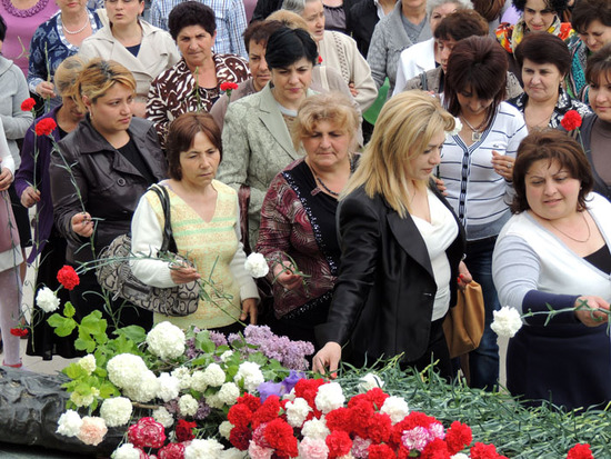 Представители общественности возлагают цветы.