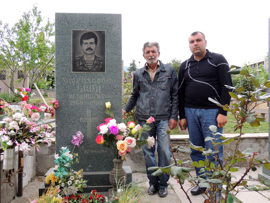 Альберт (слева) у могилы боевого товарища.
