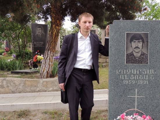 Виктор Коноплёв у могилы погибшего солдата.