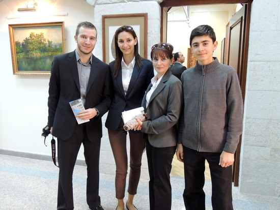 Посетители галереи - племянники и племянницы советника президента Карабаха Григория Габриелянца.