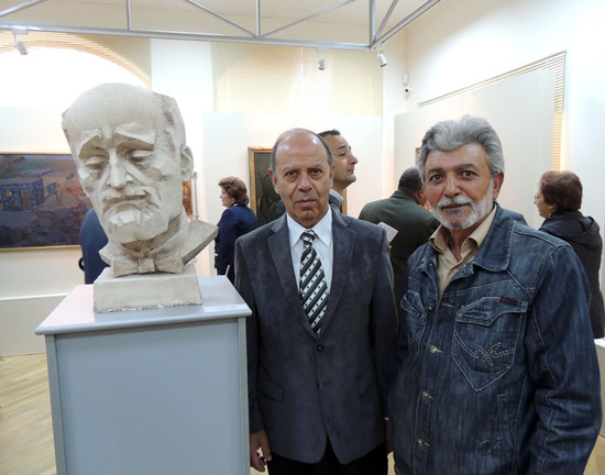 Альберт Саркисян с председателем союза художников Армении рядом со своей работой 