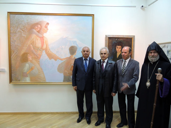 Председатель союза художников Армении Карен Агамян с гостями рядом со своей работой.