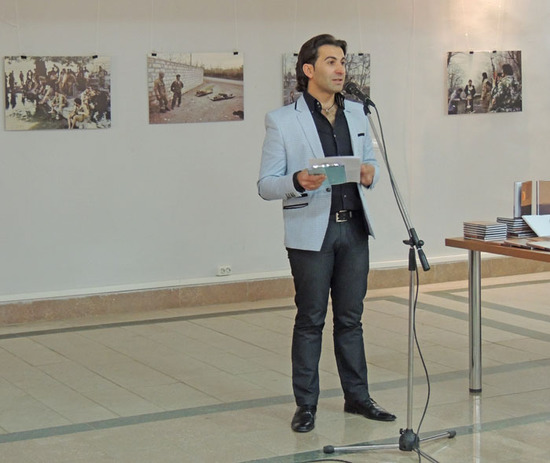 Презентацию книги открывает певец Сар Саргсян.