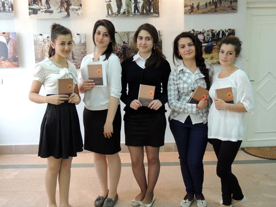 Школьницы довольны - в руках у них книги Виктора Коноплёва, с добрыми пожеланиями от автора.