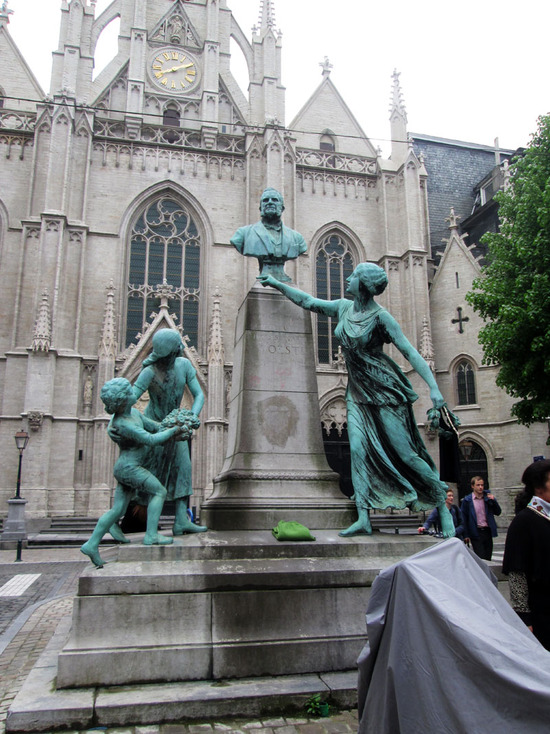 Памятник перед костелом.