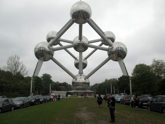 Одна из достопримечательностей Брюсселя - атомиум. На самом высоком шаре атома расположились ресторан и смотровая площадка, с которой открывается шикарная панорама.