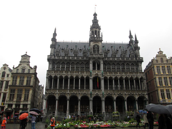 Площадь Брюсселя - Гранд Плас, на котором расположены дворцы.