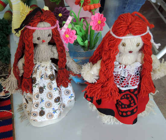 Куклы изготовленные из ниток.