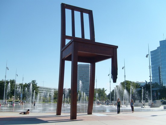 Сломанный стул. Стоит перед главных входом во Дворец Наций (европейская штаб-квартира ООН).
