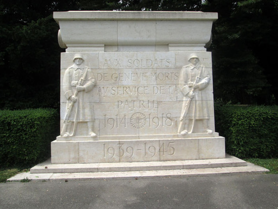 Памятник погибшим солдатам во время 1 и 2 мировых войн.