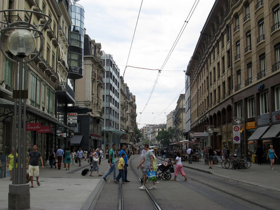 Оживлённая улица Женевы.