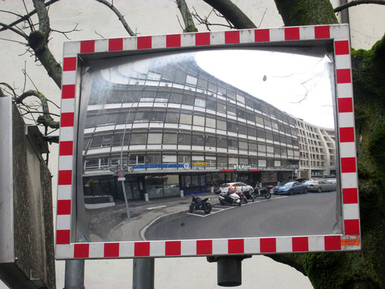 Зеркало на улице Женевы - очень помогает водителям во время езды по городу.