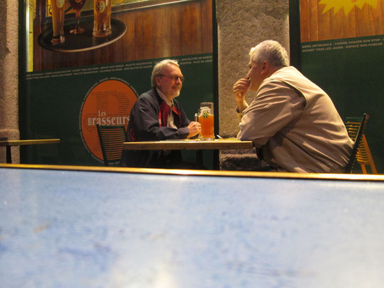 Задушевная беседа в кафе за кружкой пива.