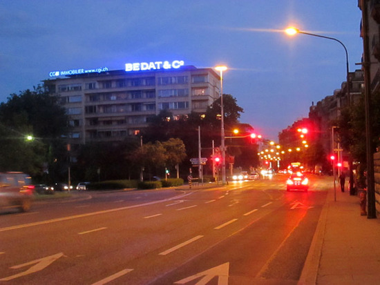 Вечерняя улица Женевы.
