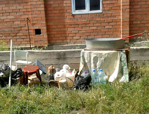 Выброшенные вещи жителей "Промжилбазы". Ингушетия, Карабулак, 4 июля 2013 г. Фото ппредоставили жители "Промжилбазы"