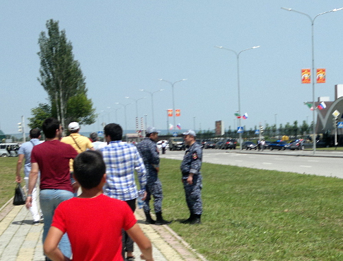 Болельщики и полиция на подходе к стадиону "Ахмат-арена" в Грозном. 1 июня 2013 г. Фото "Кавказского узла"