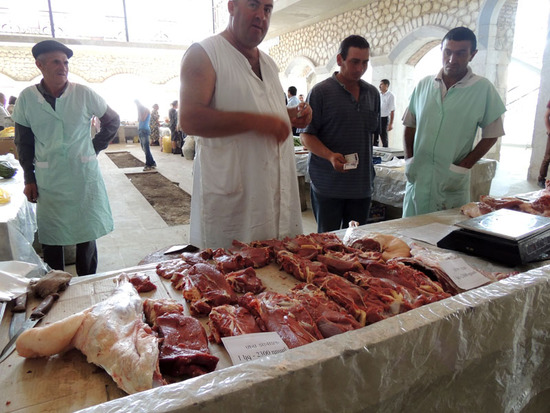 Арарат, житель Бердадзорского района привёз на продажу мясо телёнка и кабанчика, которых он держаит.