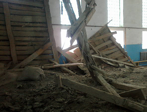 Обрушение в спортивном зале школы села Ахалчи. Дагестан, Хунзахский район, июль 2013 г. Фото предоставлено администрацией школы