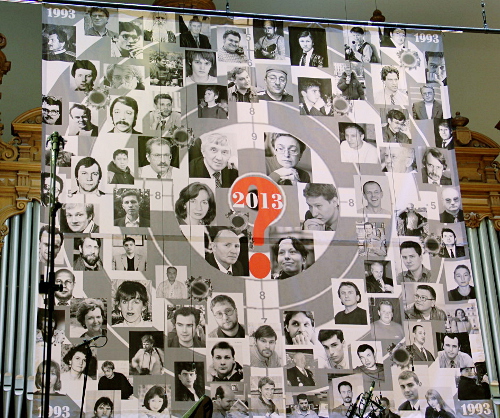 Плакат с портретами погибших журналистов и правозащитников в Большом Зале Консерватории на церемонии вручения Национальной премии "Камертон" имени Анны Политковской. Москва, 8 сентября 2013 г. Фото Магомеда Туаева.