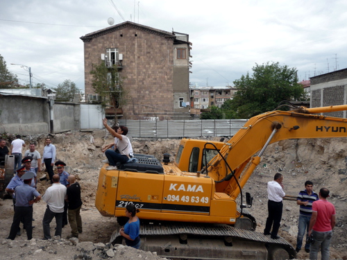 Активисты препятствуют работе строительной техники. Ереван, улица Комитаса, 21 августа 2013 г. Фото Армине Мартиросян для "Кавказского узла" 